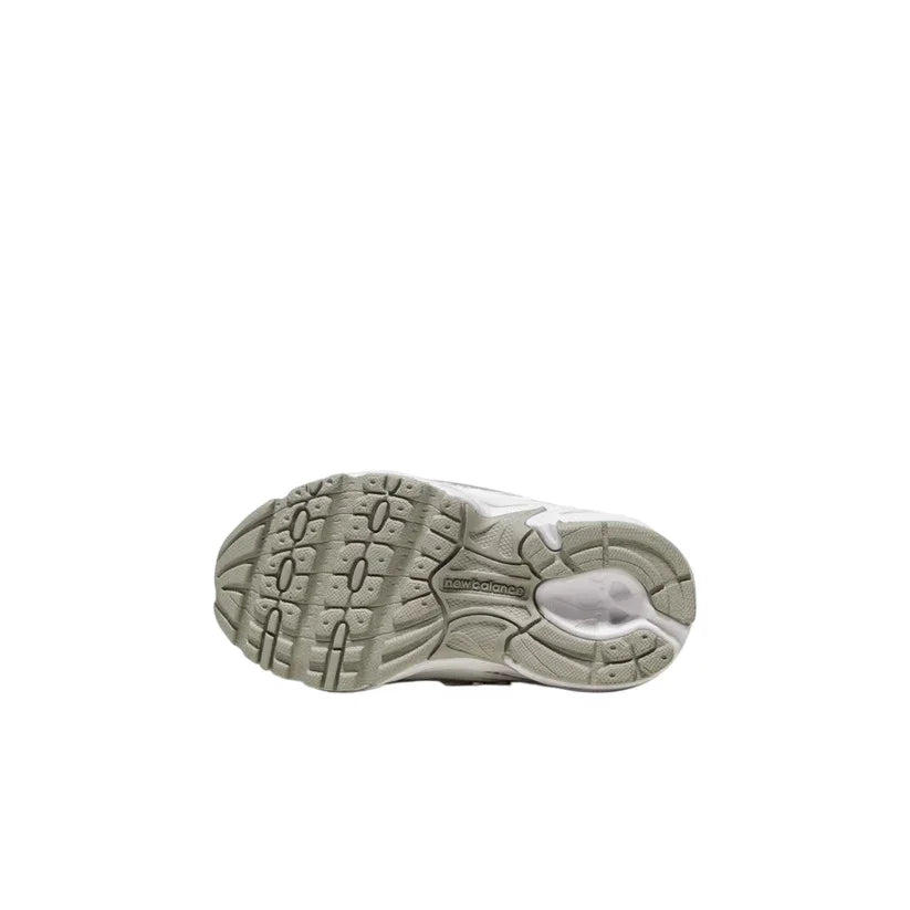 Sapatilha New Balance 740