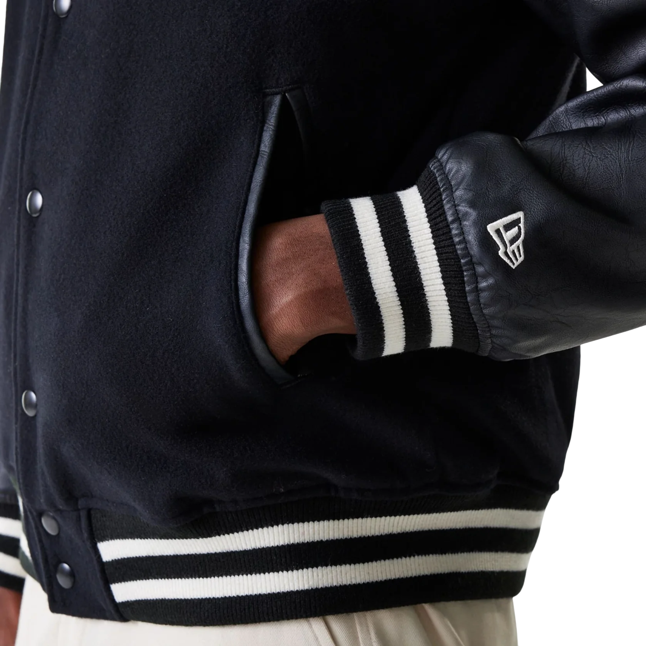 Casaco New Era Black Hooded Varsity