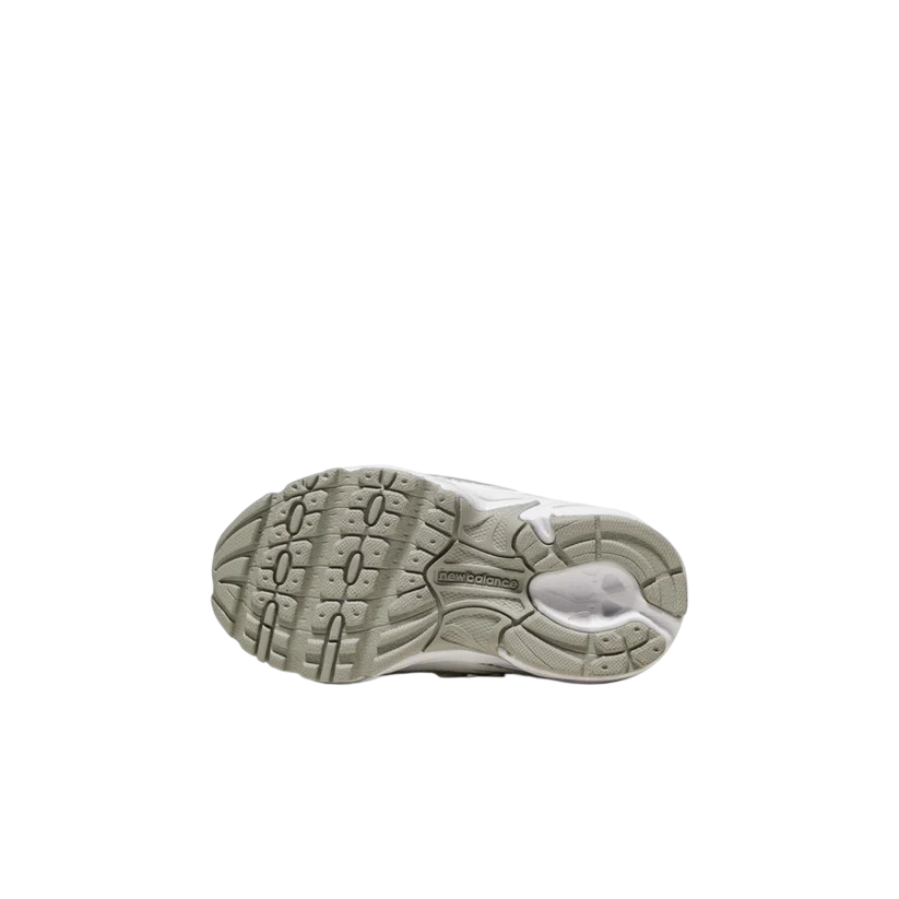 Sapatilha New Balance 740