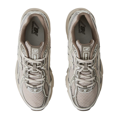 Sapatilha New Balance 740